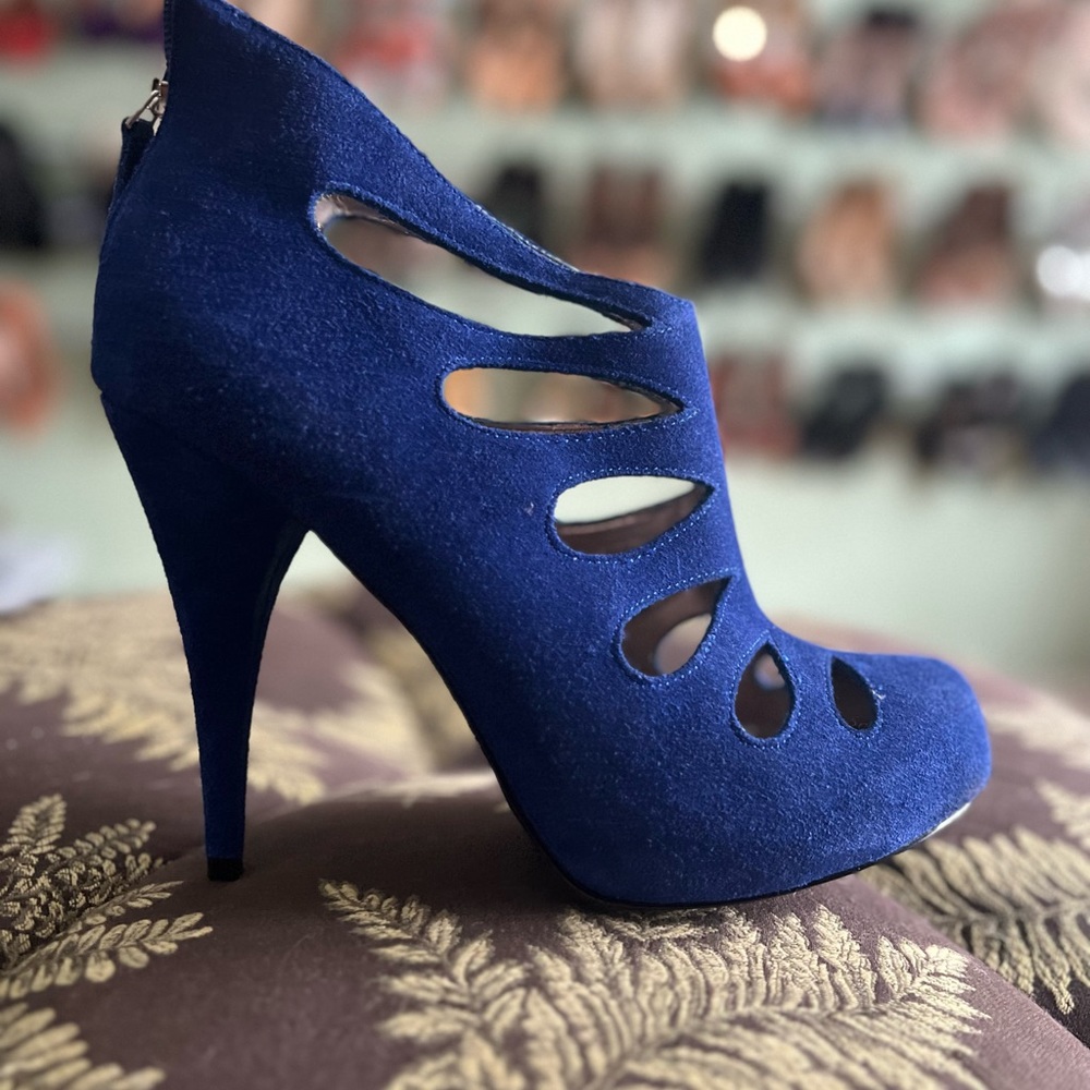 Steve Madden Tanngo blue suede laser cut ankle booties